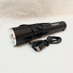 新品未使用　懐中電灯 3000ルーメン Type-C 超高輝度 小型 ズーム 防水 耐衝撃の画像