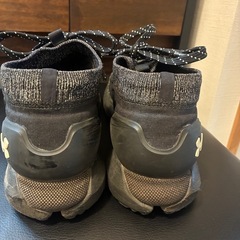 アンダーアーマースニーカーの画像