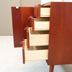 北欧ビンテージスタイルのサイドボードです。シンプルでモダンなデザインの北欧スタイルのキャビネットです。マホガニー材の温かな色合いはナチュラルモダンなお部屋におススメ♪の画像