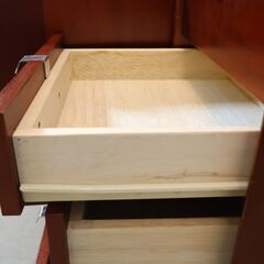 北欧ビンテージスタイルのサイドボードです。シンプルでモダンなデザインの北欧スタイルのキャビネットです。マホガニー材の温かな色合いはナチュラルモダンなお部屋におススメ♪の画像