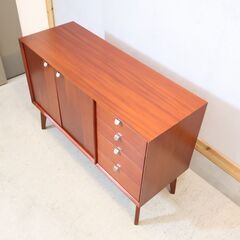 北欧ビンテージスタイルのサイドボードです。シンプルでモダンなデザインの北欧スタイルのキャビネットです。マホガニー材の温かな色合いはナチュラルモダンなお部屋におススメ♪の画像