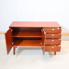 北欧ビンテージスタイルのサイドボードです。シンプルでモダンなデザインの北欧スタイルのキャビネットです。マホガニー材の温かな色合いはナチュラルモダンなお部屋におススメ♪の画像