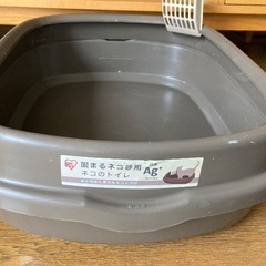 猫用トイレとキャットフードの画像