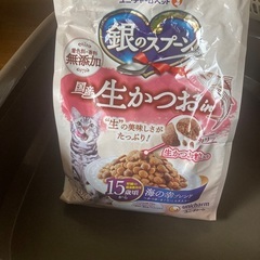 猫用トイレとキャットフードの画像