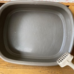 猫用トイレとキャットフードの画像