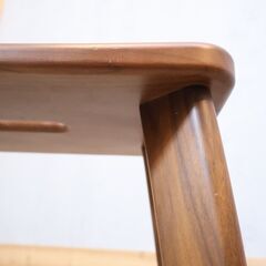 MUKU工房で取り扱われている旭川家具 WOW(ワオ)の角スツールです。シンプルなデザインと機能美を追求したウォールナット無垢材スツール。コンパクトで持ち運びしやすい便利な腰掛け椅子です♪の画像