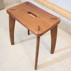 MUKU工房で取り扱われている旭川家具 WOW(ワオ)の角スツールです。シンプルなデザインと機能美を追求したウォールナット無垢材スツール。コンパクトで持ち運びしやすい便利な腰掛け椅子です♪の画像