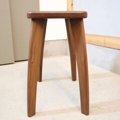 MUKU工房で取り扱われている旭川家具 WOW(ワオ)の角スツールです。シンプルなデザインと機能美を追求したウォールナット無垢材スツール。コンパクトで持ち運びしやすい便利な腰掛け椅子です♪の画像