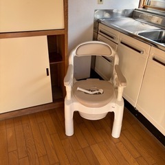 ソファ、布団、テレビボード、ダイニングテーブルなどなどなどの画像