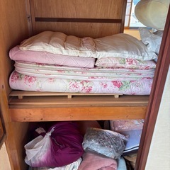 ソファ、布団、テレビボード、ダイニングテーブルなどなどなどの画像