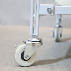 無印良品(MUJI)のスチール4段帆布バスケット付きユニットシェルフ。シンプルなデザインながら収納力もあるのでリビングチェストやランドリーラックとしてもおススメです！の画像