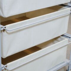 無印良品(MUJI)のスチール4段帆布バスケット付きユニットシェルフ。シンプルなデザインながら収納力もあるのでリビングチェストやランドリーラックとしてもおススメです！の画像