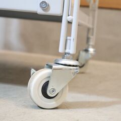 無印良品(MUJI)のスチール4段帆布バスケット付きユニットシェルフ。シンプルなデザインながら収納力もあるのでリビングチェストやランドリーラックとしてもおススメです！の画像