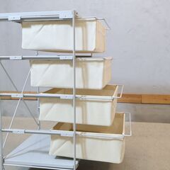 無印良品(MUJI)のスチール4段帆布バスケット付きユニットシェルフ。シンプルなデザインながら収納力もあるのでリビングチェストやランドリーラックとしてもおススメです！の画像