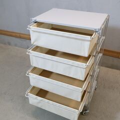 無印良品(MUJI)のスチール4段帆布バスケット付きユニットシェルフ。シンプルなデザインながら収納力もあるのでリビングチェストやランドリーラックとしてもおススメです！の画像