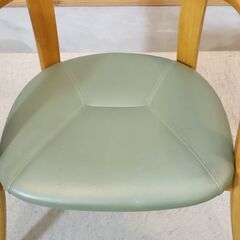 キツツキマークでお馴染みの飛騨産業(HIDA)よりオーク材 アームチェア2脚セットです。ナチュラルな質感と丸みを帯びた優しいデザインのダイニングチェア。北欧スタイルや和モダンなどにも。の画像