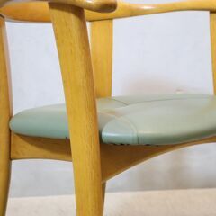 キツツキマークでお馴染みの飛騨産業(HIDA)よりオーク材 アームチェア2脚セットです。ナチュラルな質感と丸みを帯びた優しいデザインのダイニングチェア。北欧スタイルや和モダンなどにも。の画像