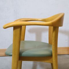 キツツキマークでお馴染みの飛騨産業(HIDA)よりオーク材 アームチェア2脚セットです。ナチュラルな質感と丸みを帯びた優しいデザインのダイニングチェア。北欧スタイルや和モダンなどにも。の画像