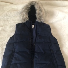 GAP ネイビー M ダウンベスト ファー付き（今週火曜日まで）の画像