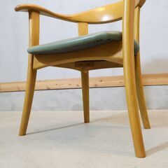 キツツキマークでお馴染みの飛騨産業(HIDA)よりオーク材 アームチェア2脚セットです。ナチュラルな質感と丸みを帯びた優しいデザインのダイニングチェア。北欧スタイルや和モダンなどにも。の画像