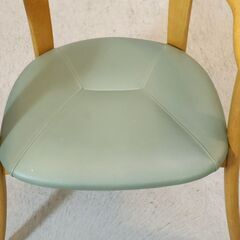 キツツキマークでお馴染みの飛騨産業(HIDA)よりオーク材 アームチェア2脚セットです。ナチュラルな質感と丸みを帯びた優しいデザインのダイニングチェア。北欧スタイルや和モダンなどにも。の画像