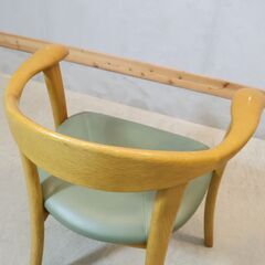 キツツキマークでお馴染みの飛騨産業(HIDA)よりオーク材 アームチェア2脚セットです。ナチュラルな質感と丸みを帯びた優しいデザインのダイニングチェア。北欧スタイルや和モダンなどにも。の画像