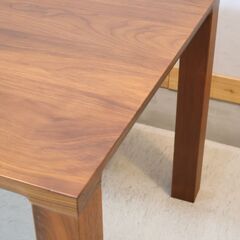 KAGURA(家具蔵)のDAN(ダン) ウォールナット材 ダイニングテーブルです。ナチュラルな質感とシンプルなデザインは置く場所を選ばず、北欧スタイルやカフェ風などにおススメの食卓♪の画像