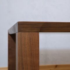 KAGURA(家具蔵)のDAN(ダン) ウォールナット材 ダイニングテーブルです。ナチュラルな質感とシンプルなデザインは置く場所を選ばず、北欧スタイルやカフェ風などにおススメの食卓♪の画像