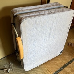 折りたたみベッドの画像