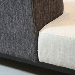 CRASH GATE(クラッシュゲート)/COMFORM(コンフォーム) のTOT(トット) 2Pソファ。アシンメトリーなフォルムが魅力の2人掛けソファ。ロータイプのため空間を広く見せてくれます♪の画像