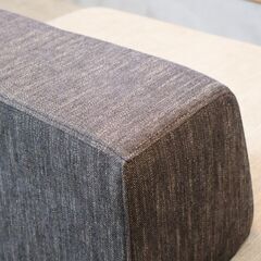 CRASH GATE(クラッシュゲート)/COMFORM(コンフォーム) のTOT(トット) 2Pソファ。アシンメトリーなフォルムが魅力の2人掛けソファ。ロータイプのため空間を広く見せてくれます♪の画像