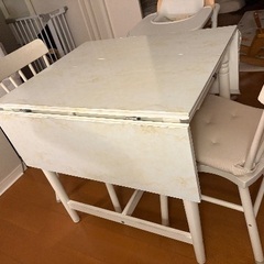 IKEA テーブル+椅子2脚の画像