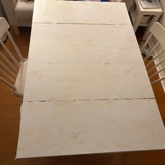 IKEA テーブル+椅子2脚の画像