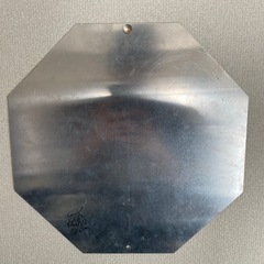 落書きされたSTOP看板の画像