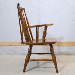 キツツキマークでお馴染みの飛騨産業(HIDA)のウィンザーチェアです。アンティーク調のクラシックなデザインのダイニングチェアーは空間のアクセントに。リビングや寝室のサイドチェアとしてもオススメです♪の画像