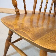 キツツキマークでお馴染みの飛騨産業(HIDA)のウィンザーチェアです。アンティーク調のクラシックなデザインのダイニングチェアーは空間のアクセントに。リビングや寝室のサイドチェアとしてもオススメです♪の画像