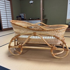 籐のベビーベッドの画像