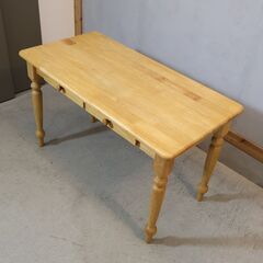 カントリースタイルのワークデスクです。ナチュラルな質感と明るい色合いが魅力のパーソナルデスクは引き出し付きでパソコンデスク、学習机、コンパクトなダイニングテーブルとしても♪の画像