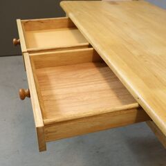 カントリースタイルのワークデスクです。ナチュラルな質感と明るい色合いが魅力のパーソナルデスクは引き出し付きでパソコンデスク、学習机、コンパクトなダイニングテーブルとしても♪の画像