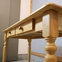 カントリースタイルのワークデスクです。ナチュラルな質感と明るい色合いが魅力のパーソナルデスクは引き出し付きでパソコンデスク、学習机、コンパクトなダイニングテーブルとしても♪の画像