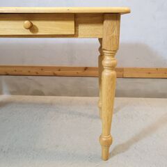 カントリースタイルのワークデスクです。ナチュラルな質感と明るい色合いが魅力のパーソナルデスクは引き出し付きでパソコンデスク、学習机、コンパクトなダイニングテーブルとしても♪の画像