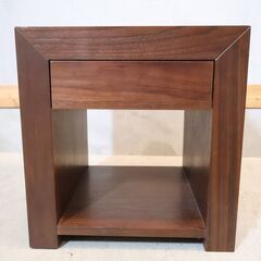 IDC OTSUKA(大塚家具)より DMGF007 ナイトテーブルです。シンプルなデザインとコンパクトなサイズが魅力のベッドサイドチェストはソファのサイドテーブルにもおススメ♪の画像