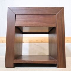 IDC OTSUKA(大塚家具)より DMGF007 ナイトテーブルです。シンプルなデザインとコンパクトなサイズが魅力のベッドサイドチェストはソファのサイドテーブルにもおススメ♪の画像