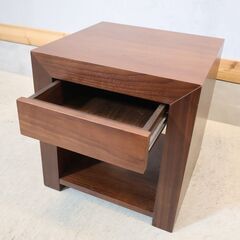 IDC OTSUKA(大塚家具)より DMGF007 ナイトテーブルです。シンプルなデザインとコンパクトなサイズが魅力のベッドサイドチェストはソファのサイドテーブルにもおススメ♪の画像