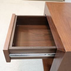 IDC OTSUKA(大塚家具)より DMGF007 ナイトテーブルです。シンプルなデザインとコンパクトなサイズが魅力のベッドサイドチェストはソファのサイドテーブルにもおススメ♪の画像