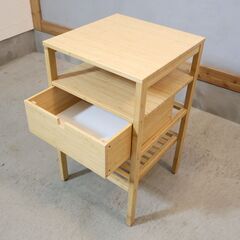 IKEA(イケア)で取り扱われているNORDKISA(ノールドシーサ) ベッドサイドテーブルです。バンブーで作られたナチュラルテイストな引き出し収納付きのナイトテーブル。の画像