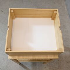 IKEA(イケア)で取り扱われているNORDKISA(ノールドシーサ) ベッドサイドテーブルです。バンブーで作られたナチュラルテイストな引き出し収納付きのナイトテーブル。の画像