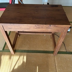 コンセント、引き出し付き
デスクの画像