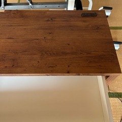 コンセント、引き出し付き
デスクの画像
