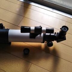 天体望遠鏡　ビクセン　70mmレンズで月も鮮明に見えます🌛三脚無しです。の画像